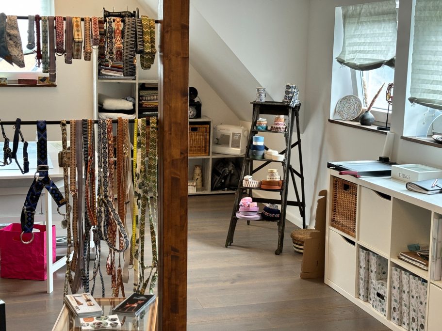 Blick in die kleine Manufaktur von Fussi Dogs – individuelle Bestickungen & maßgefertigtes Hundezubehör.