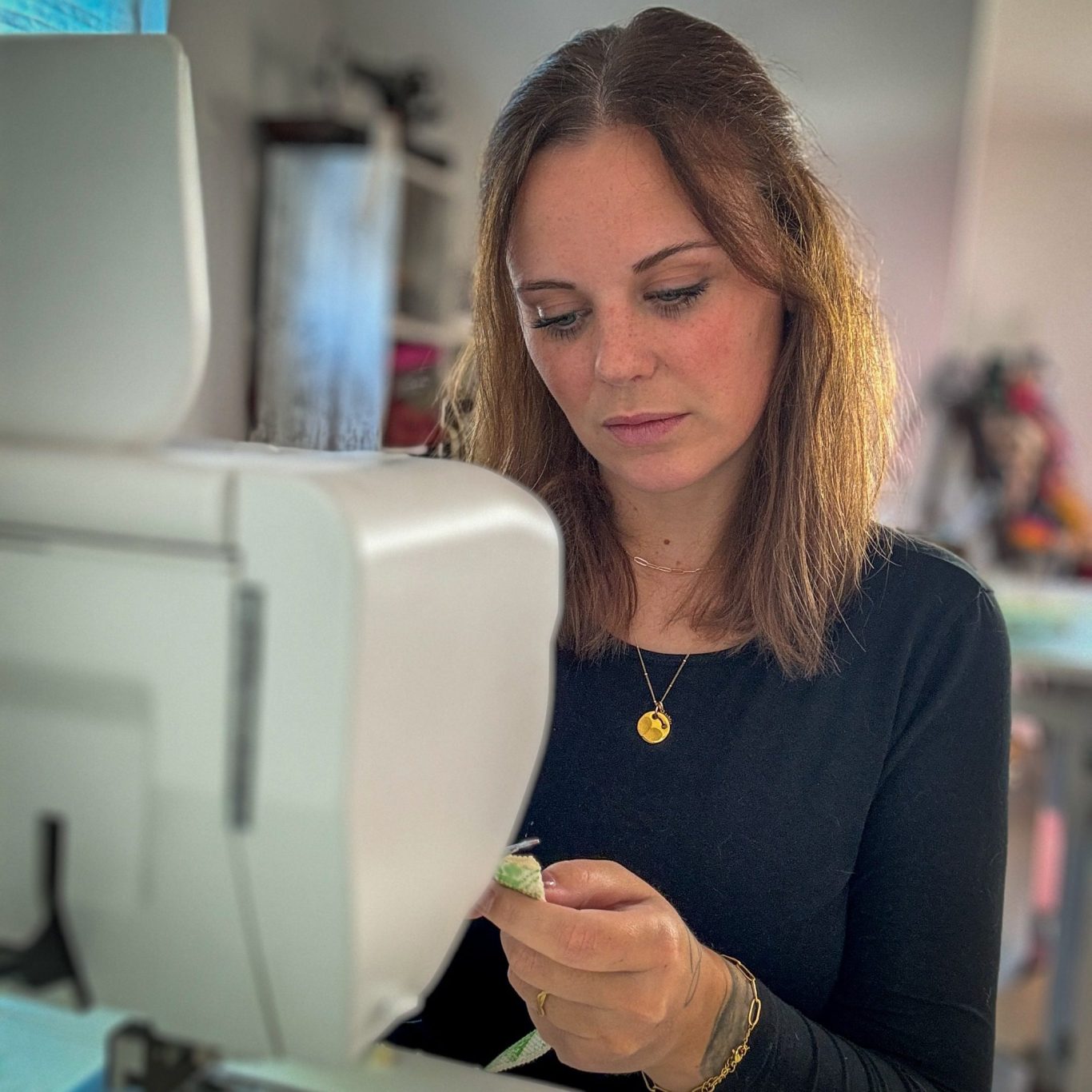 Handarbeit bei Fussi Dogs: Christine fertigt nachhaltiges Hundezubehör mit Liebe zum Detail.