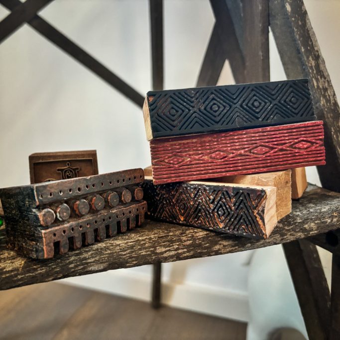 Detailaufnahme: Textilstempel für individuelle Bestickungen & Designs auf Hundezubehör.
