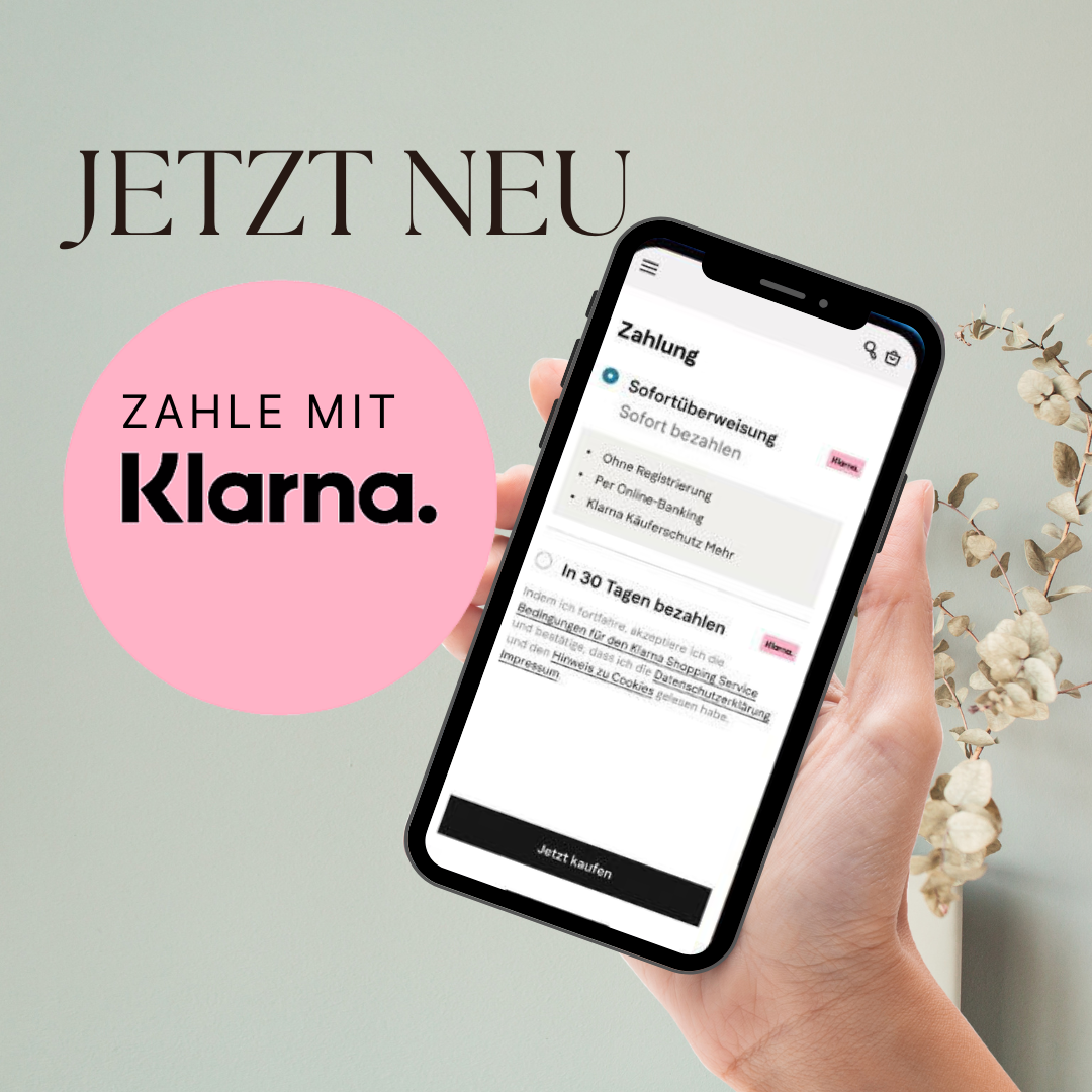 Smartphone in Hand mit Klarna-Zahlungsoption und Beschreibung auf dem Bildschirm.