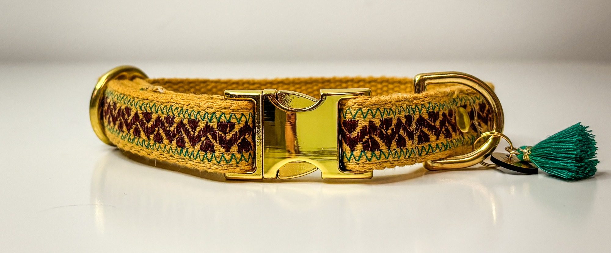 Elegantes Hundehalsband mit individueller Bestickung & edlen goldfarbenen Beschlägen.
