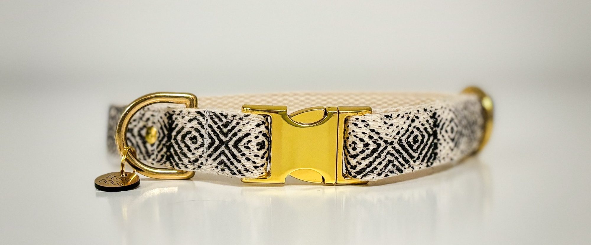 Bestempeltes Hundehalsband mit einzigartigem Design – individuelle Farbgestaltung für deinen Hund.