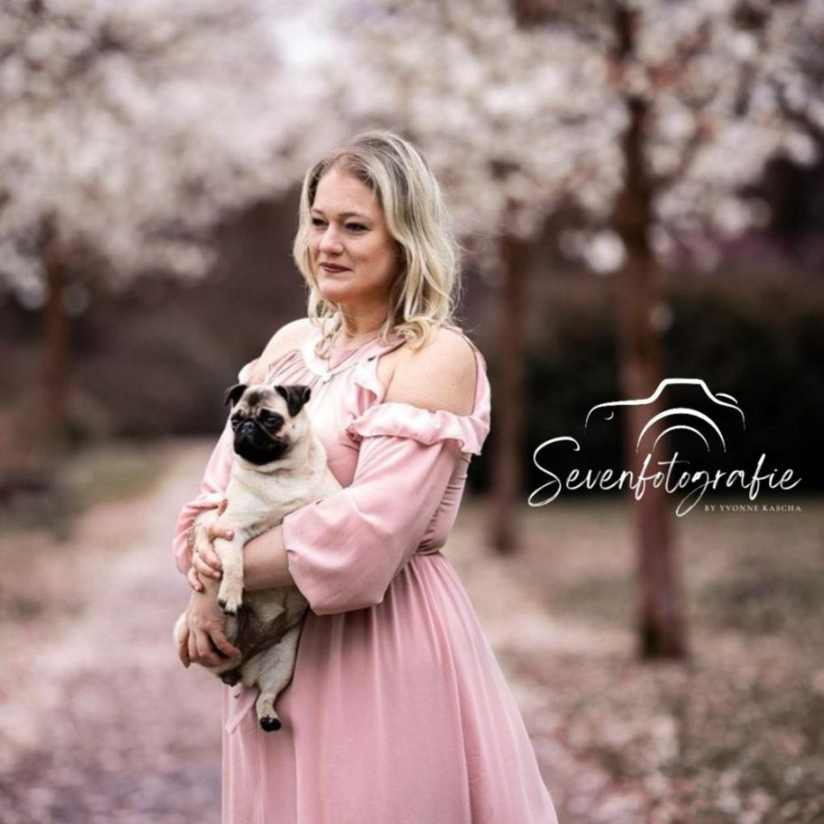 Professionelle Tierfotografie – Yvonne von Sevenfotografie & ihr Mops Seven beim Shooting.